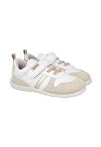 Zapatillas infantiles en blanco y beige con parte superior de ante y cuero sintético, que cuentan con correas de Velcro, paneles texturizados y una suela de goma.