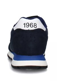 Sneakers in suede blu navy con dettagli bianchi e blu, caratterizzati da particolari perforati, punta rotonda e "1968" stampato sul tallone.