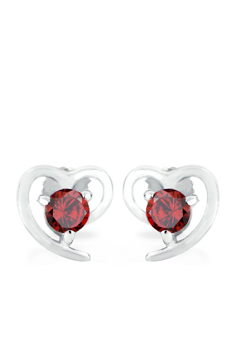 Des boucles d'oreilles en argent en forme de cœur présentent des pierres précieuses rouges rondes au centre, avec une finition polie et des éléments de design délicats.