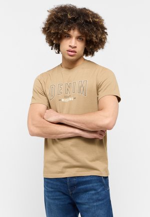 - T-shirt z nadrukiem