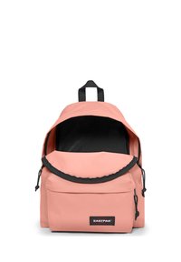 Zaino rosa con tasca frontale con zip, interno nero, manico superiore e scomparto principale parzialmente aperto con zip nere.
