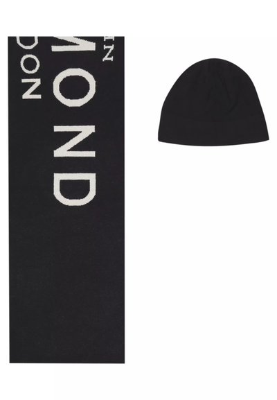 Sciarpa nera lavorata a maglia con scritta crema "LONDON" e berretto nero abbinato, entrambi caratterizzati da una texture liscia e un design semplice.