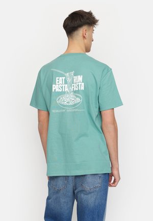 Mintgroene katoenen T-shirt met een witte grafische afbeelding van pasta en de tekst "EAT PASTA RUN FASTA" op de achterkant. Korte mouwen, losse pasvorm.