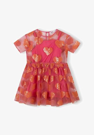 Robe rose pour tout-petit avec une superposition transparente ornée de motifs de cœurs en sequins orange et des manches courtes, fermeture par bouton avec ouverture en trou de serrure à l'arrière.