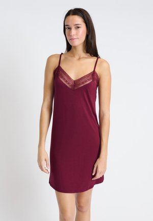 Camicia da notte bordeaux con spalline regolabili, bordo in pizzo lungo il colletto e un tessuto leggero e morbido; lunghezza al ginocchio.