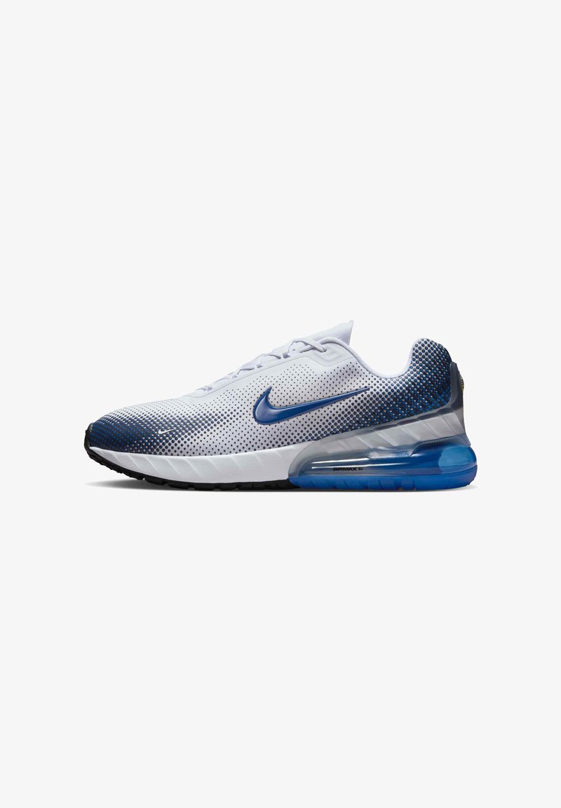 Nike-sneaker med et hvitt mesh-overdel med blå gradientdetaljer, påført logo og en klar luftdempende såle. Svart gummisåle.
