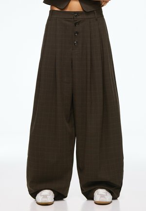 Bershka, SIDE-PLEAT TROUSERS - TROUSERS - Pantalon classique - mottled dark brown