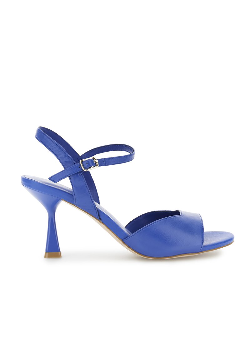 Sininen nahkasaapas, jossa on pyöristetty avoin varvas, nilkkahihna ja kapeneva korkea kantapää. Sujuva pinta ja kiiltävä viimeistely.