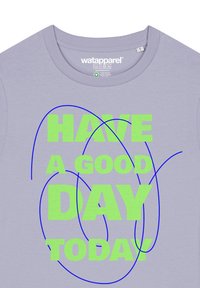 Gryze katoenen T-shirt met opvallende levendige groene tekst "HAVE A GOOD DAY TODAY" met blauwe draaiende lijnen om de tekst heen. Ronde halslijn.