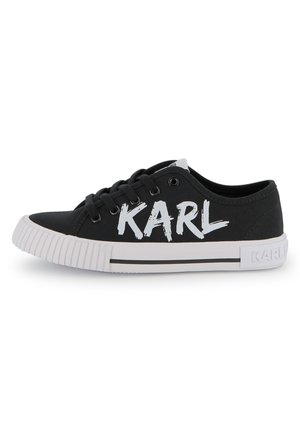Pantof sport negru cu talpă joasă, logo alb „KARL”, vârf rotund, talpă albă din cauciuc cu textură rebrată și detaliu cu dungi negre.