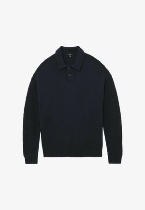 Sötét tengerészkék kötött pulóver gallérral és két gombbal, bordázott mandzsettákkal és szegéllyel, fehér háttéren lefektetve.