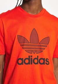 adidas Originals Triko s potiskem - black