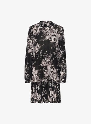 Melnā ziedu kleita ar garām piedurknēm, kurai ir augsts kakls un kārtota apakšmala. Audumam ir mīksta, plūstoša tekstūra ar pelēkiem un baltiem ziedu rakstiem.