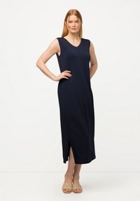 Ulla Popken MIDI EN TISSU FLUIDE LIGNE EN A COL EN V SANS MANCHES - Trikoomekko - dark blue