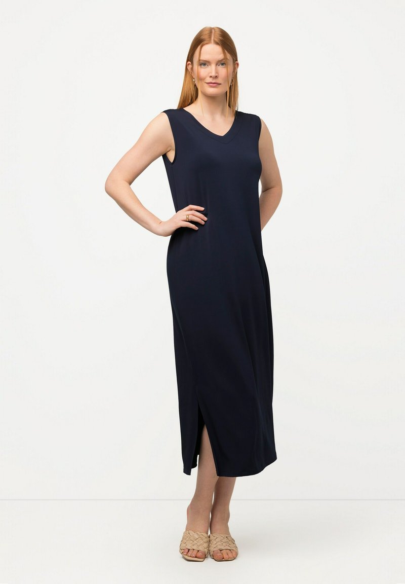 Ulla Popken MIDI EN TISSU FLUIDE LIGNE EN A COL EN V SANS MANCHES - Trikoomekko - dark blue