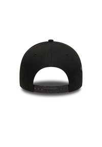 Casquette de baseball noire avec une texture de tissu lisse, une fermeture ajustable à l'arrière et huit trous de ventilation brodés.