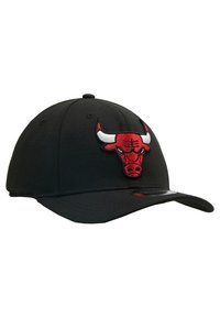 Gorra de béisbol negra con un logotipo de toro bordado en rojo y blanco en la parte frontal, con un visor curvado y tejido texturizado.