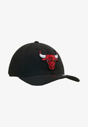 Gorra de béisbol negra con un logotipo de toro bordado en rojo y blanco en la parte frontal, con un visor curvado y tejido texturizado.