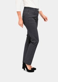 Grijze stretch denim broek met een elastische tailleband, zijzakken en een slim fit, gecombineerd met zwarte suède hoge hakken.