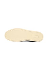 Schoenzool met een gladde beige rubberen onderkant, voorzien van een gestructureerd patroon voor grip, en een contrasterende zwarte bovenrand.
