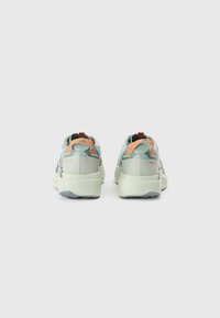 Αθλητικά παπούτσια ανοιχτού γαλάζιου χρώματος με γκρι και πορτοκαλί λεπτομέρειες, μαλακή σόλα και υφή πίσω σχέδιο με θηλιά για κράτημα.