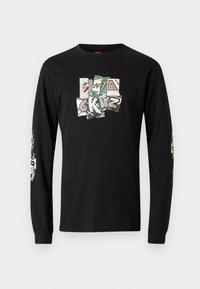 T-shirt noir à manches longues en coton, présentant un imprimé graphique en blocs multicolores sur le devant et des accents de logo sur les manches.