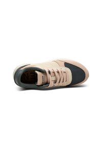 Sneaker with a light pink and dark gray color scheme, featuring a suede and mesh upper, textured accents, and flat laces.