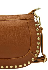 Sac en cuir marron à bandoulière avec une surface texturée, des clous dorés le long du bord et une forme structurée. Il dispose d'une fermeture éclair et d'une sangle.