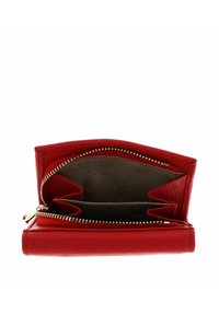 Portefeuille en cuir rouge avec une surface texturée, doté d'une fermeture éclair et de plusieurs emplacements pour cartes à l'intérieur. Détails métalliques dorés visibles.