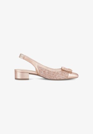Beige slingback damesschoen met lage hak, met geweven panelen aan de zijkant en een decoratief strikje op de neus tegen een witte achtergrond.