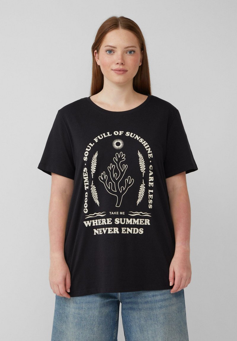 Zwarte katoenen t-shirt met een grafische print in crèmekleur met tekst en koraalmotief. Korte mouwen en een relaxte pasvorm, gecombineerd met lichtgewassen jeans.