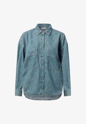Chemise en denim bleu clair avec un devant à boutons, un col pointu, deux poches poitrine et un ourlet légèrement arrondi. Texture douce, coupe décontractée.