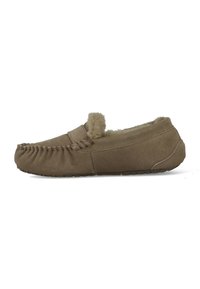 Braune Wildleder-Mokassinslipper mit einem Futter aus Fell, handgenähten Details, runder Zehenform und strukturierter Gummisohle für besseren Halt.