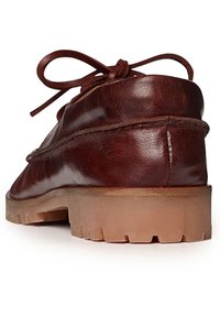 Chaussure style mocassin en cuir marron avec semelle épaisse en caoutchouc et lacets en cuir noués, vue de l'arrière.