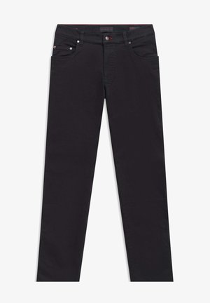 Czarne dżinsowe spodnie o klasycznym kroju, prostych nogawkach oraz pięciopocketowym wzorze, z metalowymi akcentami i subtelną metką marki na pasku.