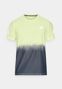 Camiseta de rendimiento de manga corta para hombre con un degradado de verde lima claro a gris oscuro. Confeccionada con tela transpirable y detalles de logo.