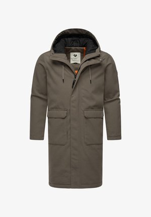 Tamsiai žalia nepralaidi parka su juodu pamušalu, su gaubtu, dviem priekiniais kišenėmis ir užtrauktuko uždarymu; matinė tekstūra.