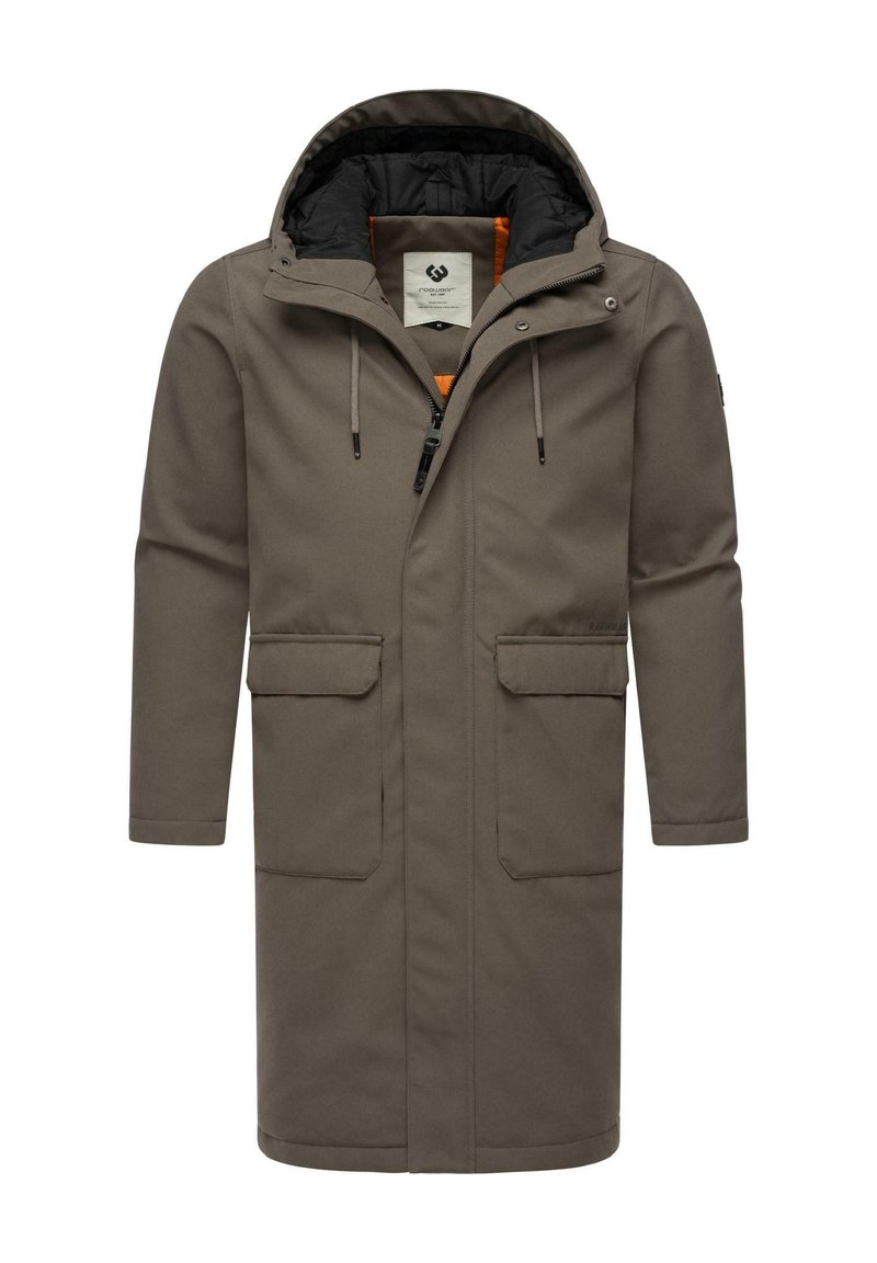 Parka impermeabile verde oliva con interno nero, dotata di cappuccio, due tasche frontali e chiusura con zip; texture opaca.