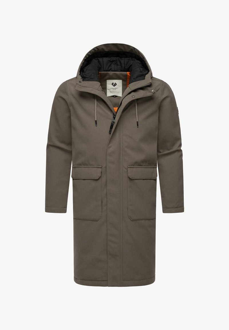 Olīvu zaļš ūdensnecaurlaidīgs parka ar melnu iekšpusi, kam ir kapuce, divas priekšējās kabatas un rāvējslēdzēja aizdare; matēta tekstūra.