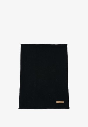 Schwarzer Wollschal mit glatter Textur und einem kleinen, beigefarbenen Lederschild mit "Belliemere NYC" in der unteren rechten Ecke.