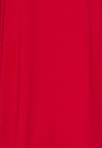 Tissu rouge à texture lisse, présentant une couleur unie sans motifs ni détails de quincaillerie visibles. Convient à une variété d'utilisations.