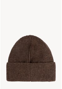 Bruine gebreide ribgebreide muts met omgeslagen boord, plat weergegeven op een witte achtergrond.