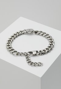 Hopeaketju, jossa on paksuja, toisiinsa kytkettyjä linkkejä, sileä pinta ja jousilukko, jossa on pieni koristeellinen yksityiskohta.