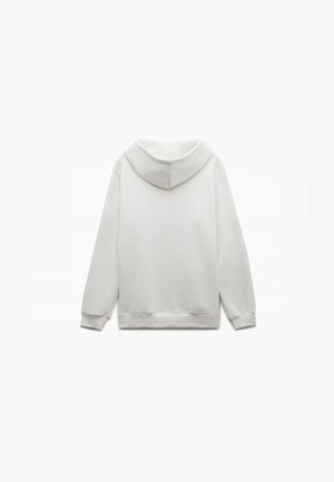 Sweat à capuche blanc, en tissu doux, coupe décontractée, manches longues, ourlet et poignets côtelés, avec une capuche ronde sans cordons, design uni.