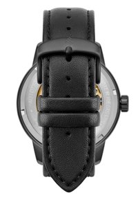 Sort lærrem med strukturert finish, metallspenne og merkede hull. Eksponert urverk synlig gjennom gjennomsiktig bakside.