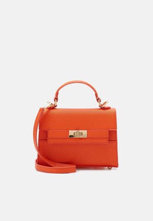 Sac à main en cuir orange avec poignée supérieure, fermoir doré et bandoulière amovible sur un fond clair uni.