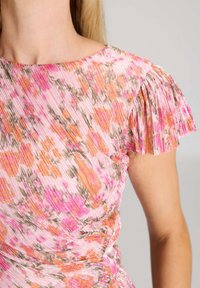 Rosa Plisseekleid mit floralem Muster in Orange und Grau, ausgestattet mit kurzen Rüscheln und strukturiertem Stoff für zusätzliche Details.