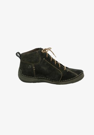 Mørkegrønne ruskindsankleboots med beige snørebånd, kontrasterende syninger, rund tå og en struktureret gummisål. Lille løkke ved hælen.