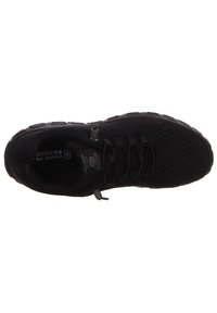 Schwarzer Sportschuh mit einem atmungsaktiven Textil-Obermaterial, strukturiertem Oberflächen, elastischen Schnürsenkeln und einer gepolsterten Sohle. Verfügt über verstärkte Zehen- und Fersenbereiche.