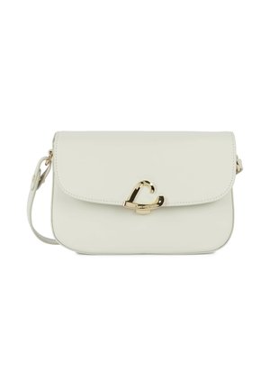 Witte leren crossbodytas met een gouden hartvormige sluiting en een verstelbare schouderriem tegen een witte achtergrond.